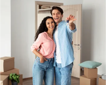 Jeune couple dans leur nouvelles maison