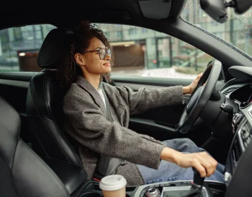 Une dame au volant d'une voiture