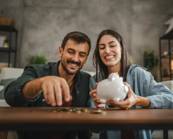 Couple qui épargne de l'argent