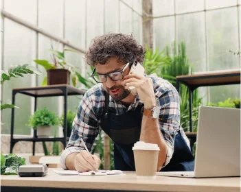 Artisant au téléphone dans son atelier