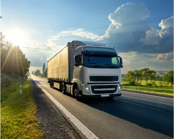 Camion sur une longue route droite
