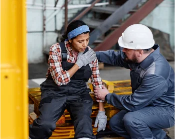 Femme blessée à l'épaule sur chantier